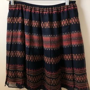 Geometric patterned skirt